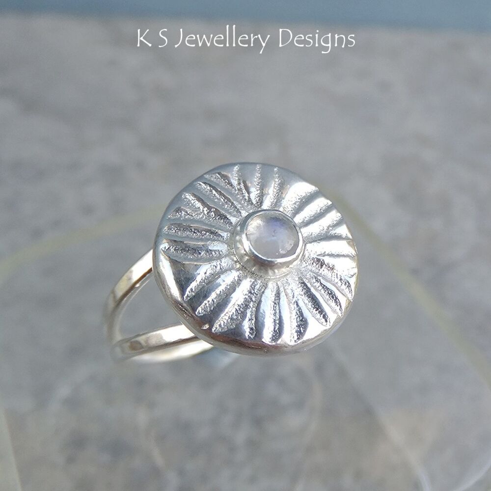 Rainbow Moonstone Daisy Textured Disc Sterling Silver Ring (UK size Q / US 