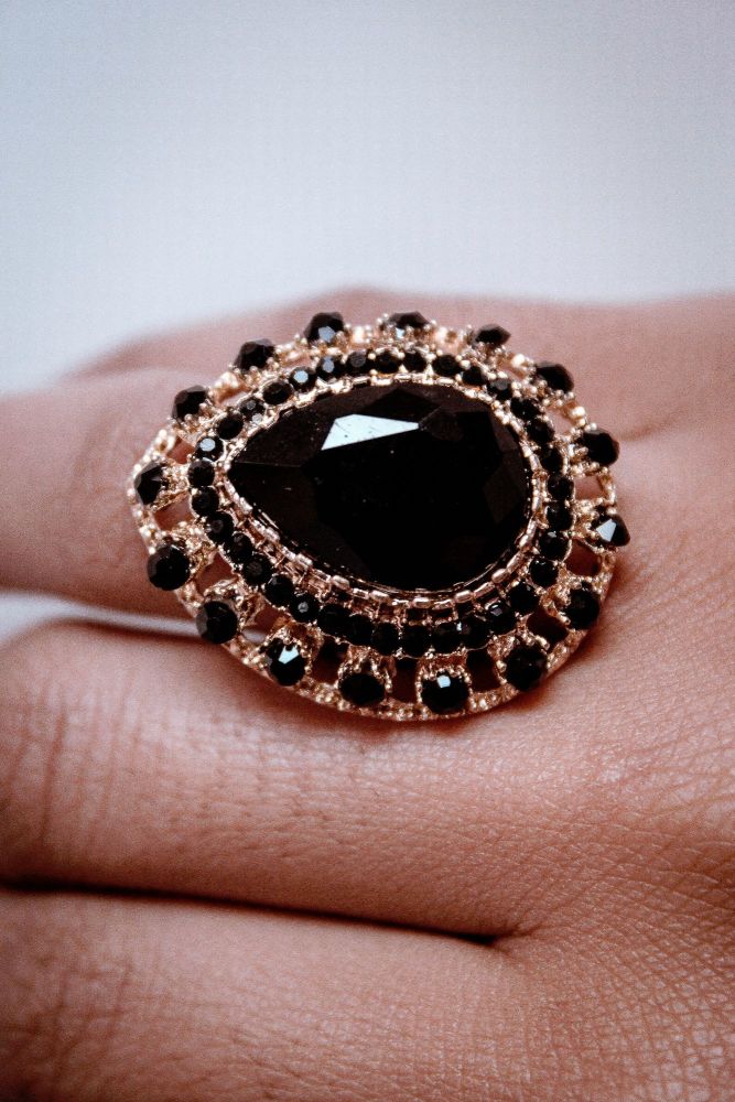 Black Crystal Fashion Gold Ring Size: Adjustable 