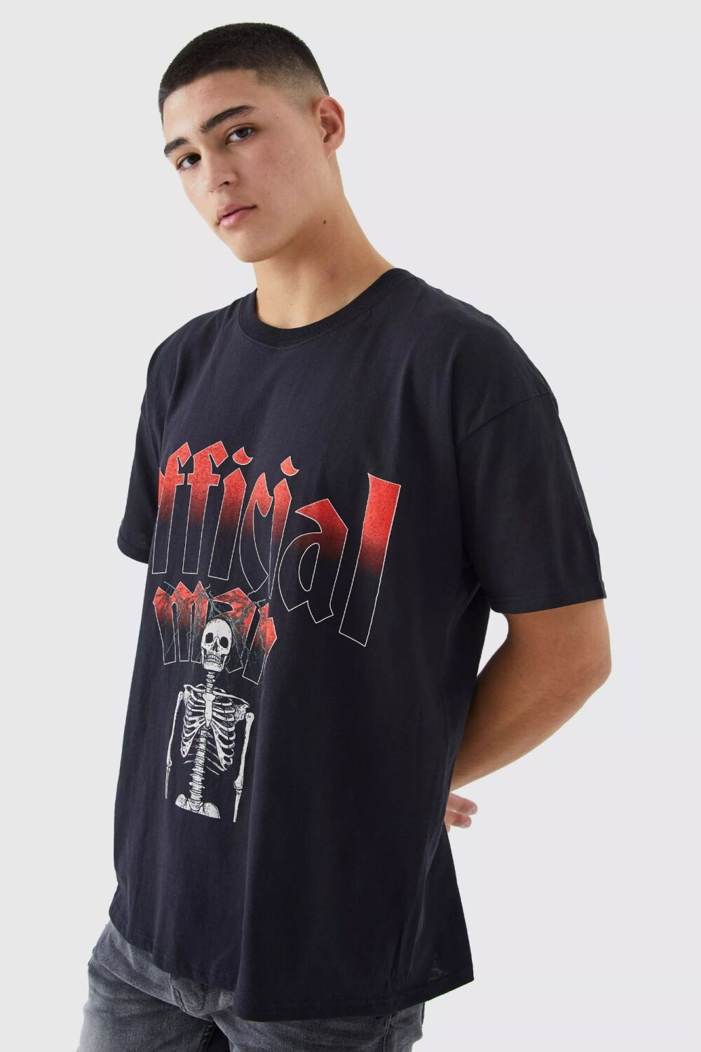 Size: M Oversized Skeleton Graphic T-shirt