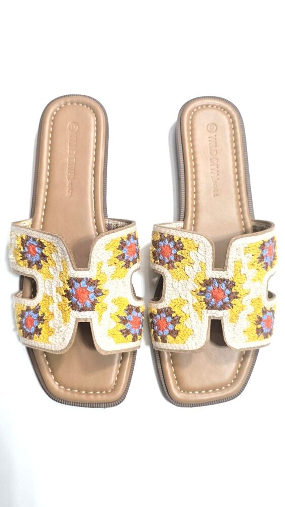 Boho Bloom Slide Sandals Size: 9 SKU: 675850V