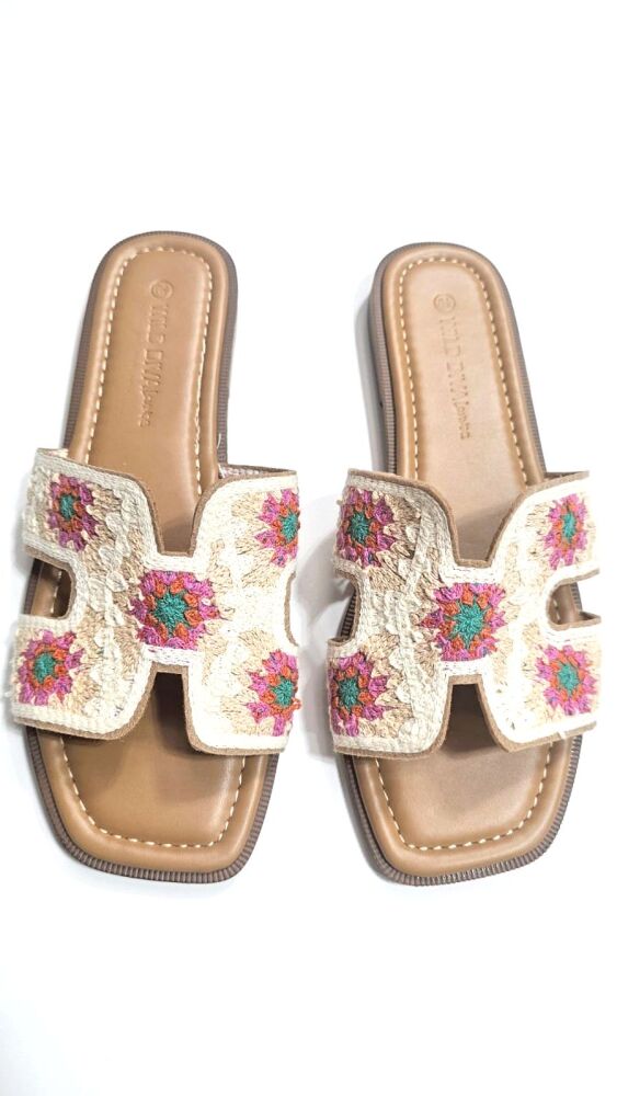 Boho Bloom Slide Sandals Size: 8.5 SKU: Y867941