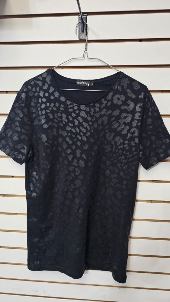 Black-on-Black Leopard Print Tee Size: M SKU: 4G657F41