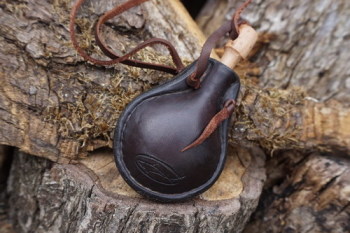 handmade neck bottle in black leather for beaver bushcraft