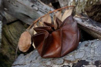 leather ebineezer coin pouch hand dyed for beaver bushcraft.closed