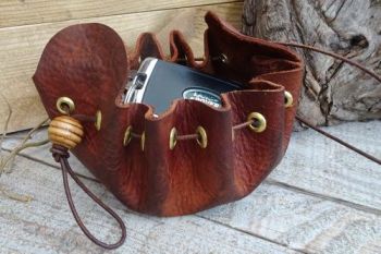 leather old school merchant belt pouch hand dyed by beaver bushcraft