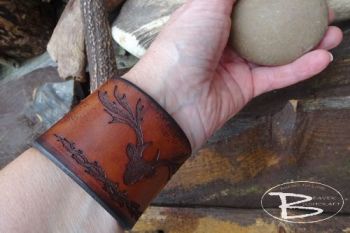Leather cuff with stag head engraved by beaver bushcraft