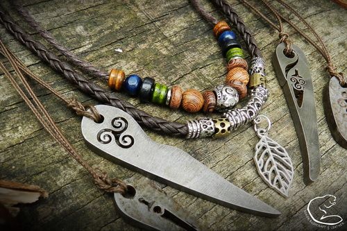 NECKLACES & PENDANTS
