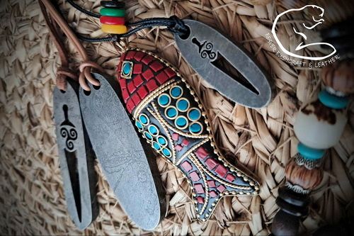 NECKLACES & PENDANTS