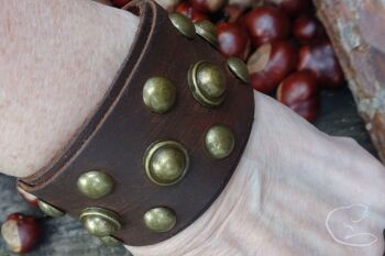 Cuff in leather with studs by BB