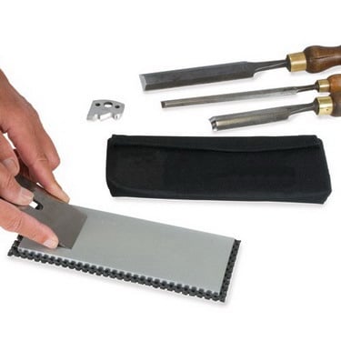 sharp-diam-cont-surf-razor-shark_bench_stone_tools