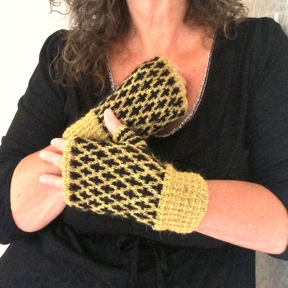 Harley Quinn fingerless gloves knitting pattern