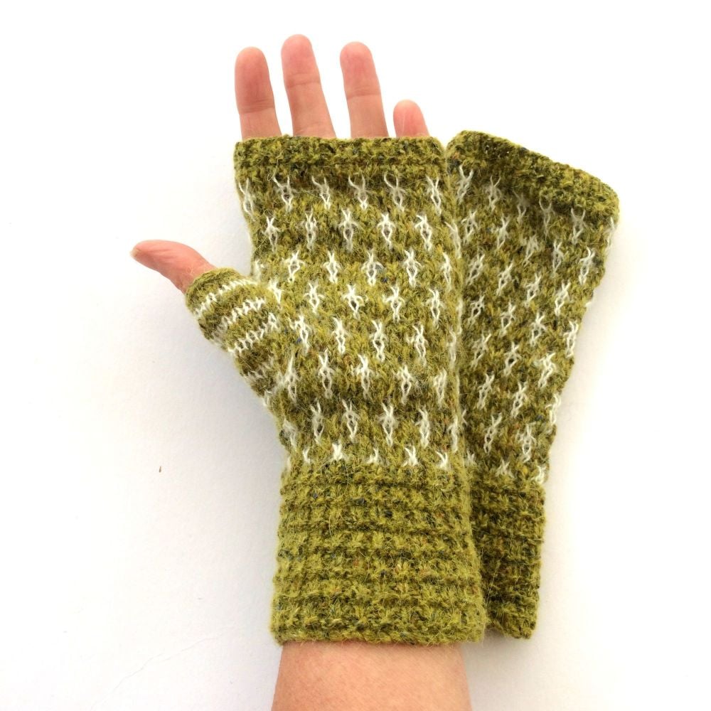 Green pattern fingerless gloves