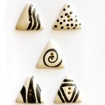 Black & White Triangular Zentangle buttons - set of 5