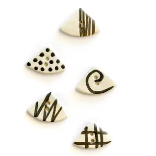 Black & White Triangular Zentangle buttons - set of 5