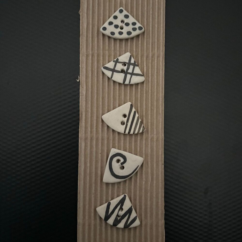 Black & White Triangular Zentangle buttons - set of 5