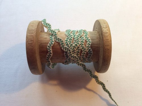 Green stitched leaf ricrac