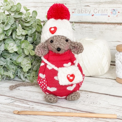 Standing Mouse with Heart Jumper, Bag and Woolly Hat - Beige, Red and Ivory