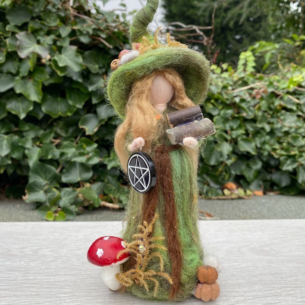 ** Coven of the Cauldron Collectable Witch ** ~  Divone ~ Was £27.99