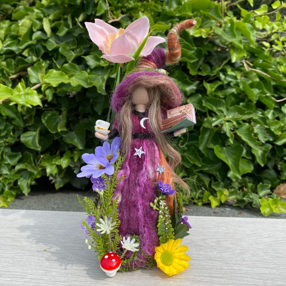 ** A New Coven of the Cauldron Collectible Witch ** ~ Isla