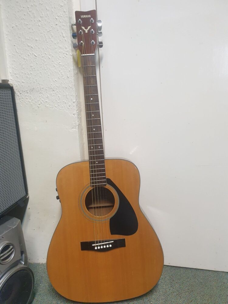 Yamaha acoustic GUITAR
