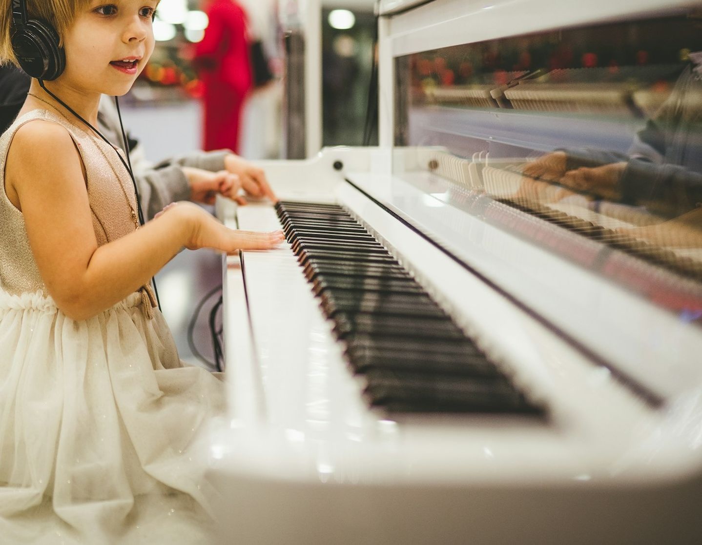 girl-playing-piano-OtDBA1br4CI