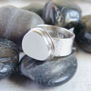 Sterling Silver Wide Band Frosted Sea Glass Pebble Ring (U.K Size M)