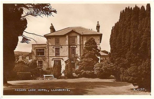 Padarn Lake Hotel Llanberis  Gwynedd. 1950s RP Postcard 