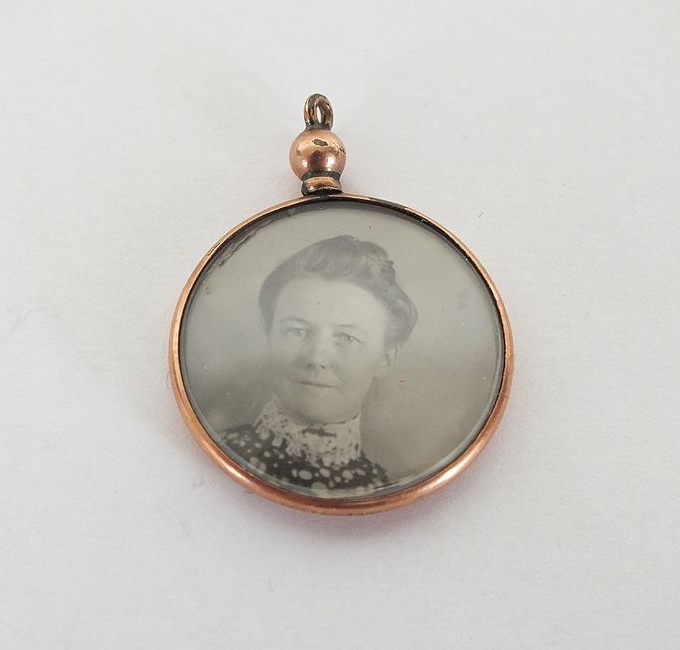 Edwardian Rolled Gold Necklace Photo Pendant