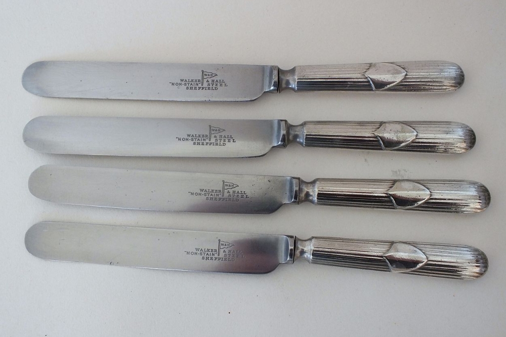 Walker & Hall Dinner Knives x4. EP Reeded Shield Handles 'Non Stain' Steel 