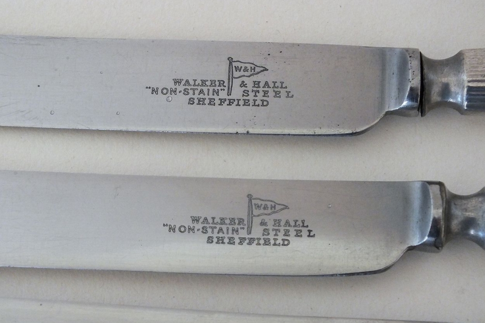 Walker & Hall Dinner Knives x4. EP Reeded Shield Handles 