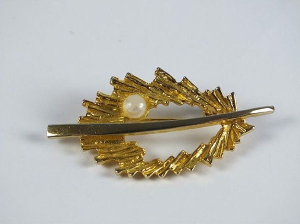 Vintage Leaf & Faux Pearl Pin Brooch. Hollywood Jewellery, 1950s, 1960s