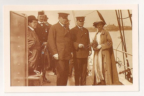 Sir Ernest Shackleton 1914. Nostalgia Reproduction Postcard