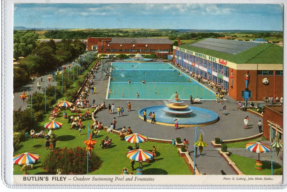  Butlins Filey - Outdoor Swimming Pool & Fountains - 1970s Postcard