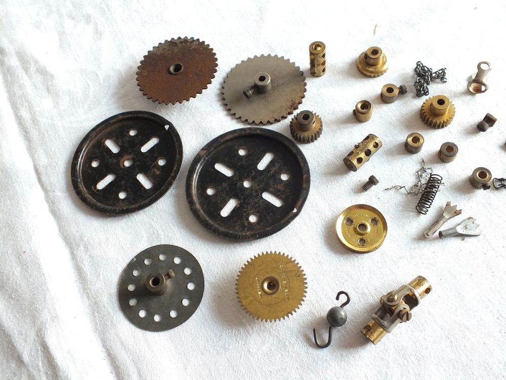 Meccano Mixed Lot-Vintage Universal Coupling-Pulleys-Pinnions-Gear Wheels etc