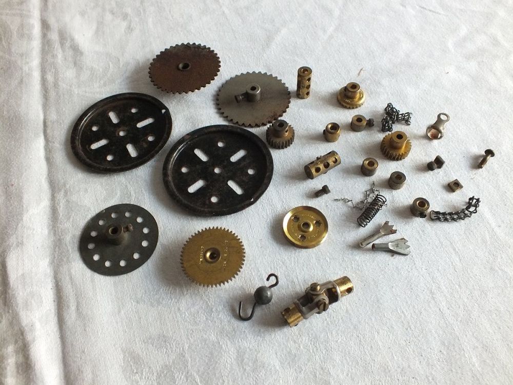 Meccano-Mixed Lot Vintage Pulleys, Pinnions, Universal Coupling, Gear Wheel