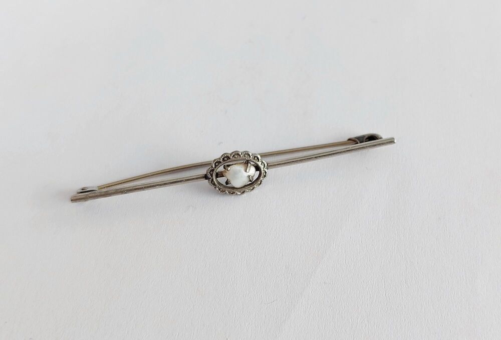 Tie Pin / Bar Brooch - Silvertone Metal With MOP Inset To Centre