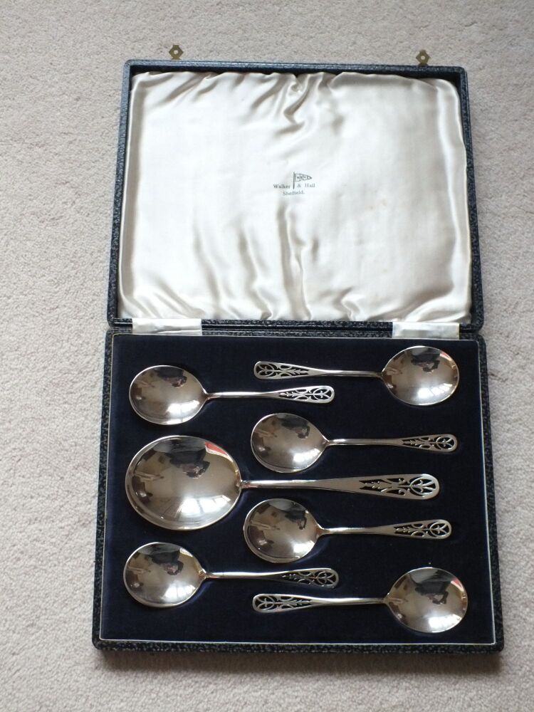 Soup Spoons and Server, Ladle - 6 Place Setting, Cased - Walker & Hall Sheffield EPNS - Circa 1940s
