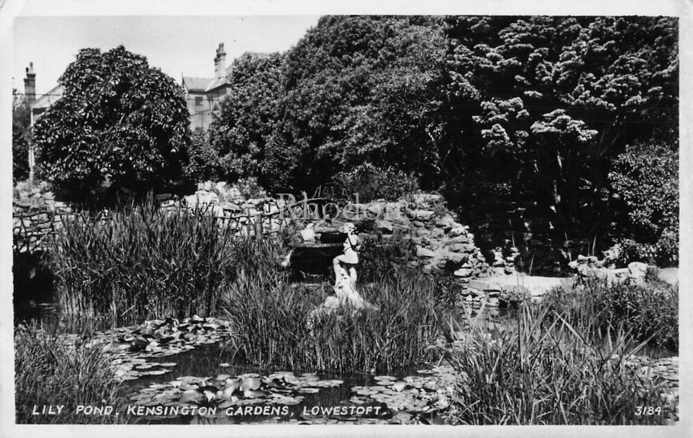 Suffolk Postcard-Lowestoft, Lily Pond Kensington Gardens-1940s R A Series Real Photo PC