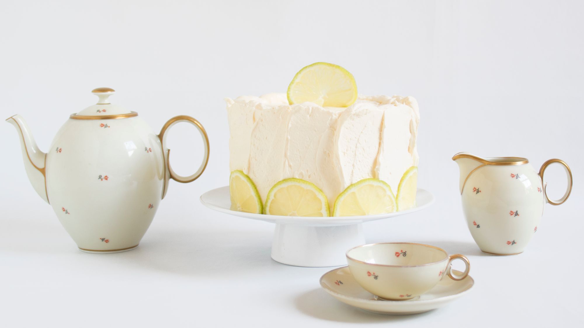 Lemon Cake wth lemon slices decorations