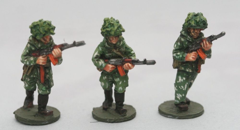 SCS03 Soviet Riflemen with camo suits with AK74 with foliage