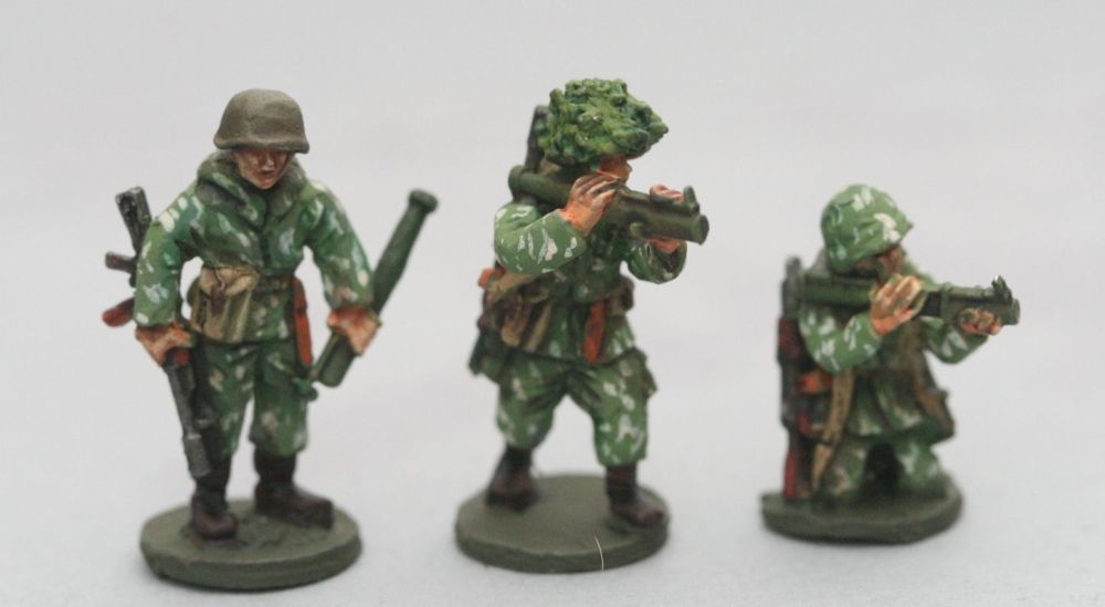 SCS09 Soviet Riflemen with camo suits with AK74 and RPG18