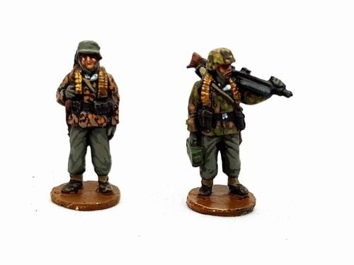 SSL05 Waffen SS late war MG42 team standing