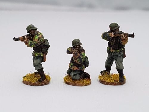 SSE02 Early SS Riflemen firing K98s in Type1 smocks no helmet covets