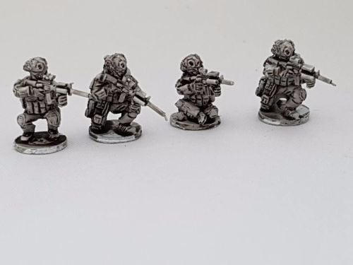 SF27 2010+ Special Forces in Fast helmets armed with M4s kneeling