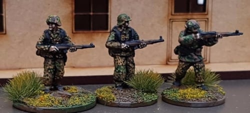 SSL23 Waffen SS late war armed with G43 Automatic rifles