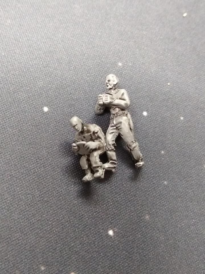 DF06 Post Apoc Vehicle crew x2. Driver and Gunner(standing) bald