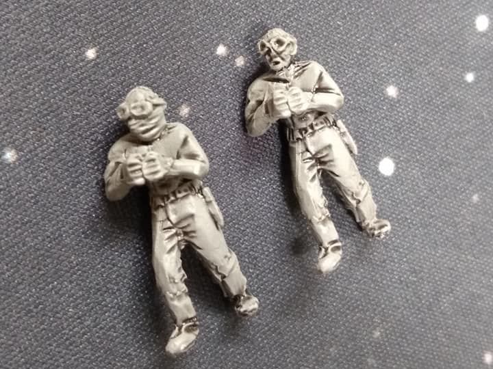 DF08 Post Apoc Vehicle crew x2. Additional Gunner(standing) goggles bald an