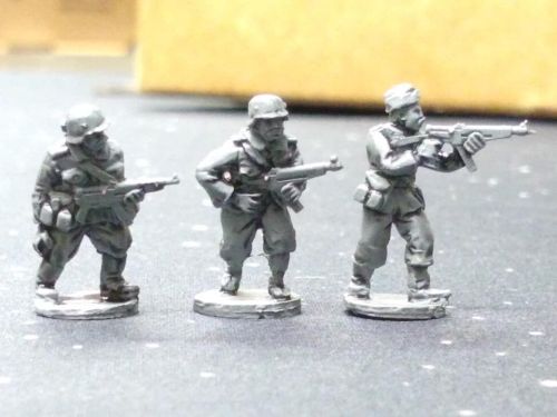 HUN05A Hungarian WW2 troops armed with Danuvia 43M smg (folding stock) in s