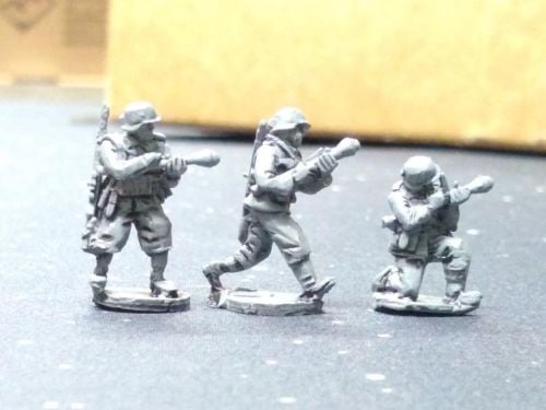 HUN08A Hungarian WW2 troops armed with Panzerfaust in summer uniforms