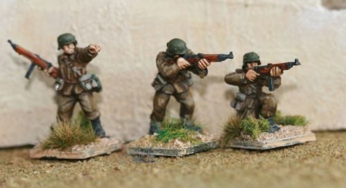 HUN04A Hungarian WW2 NCO's with Danuvia 39M in late summer uniform